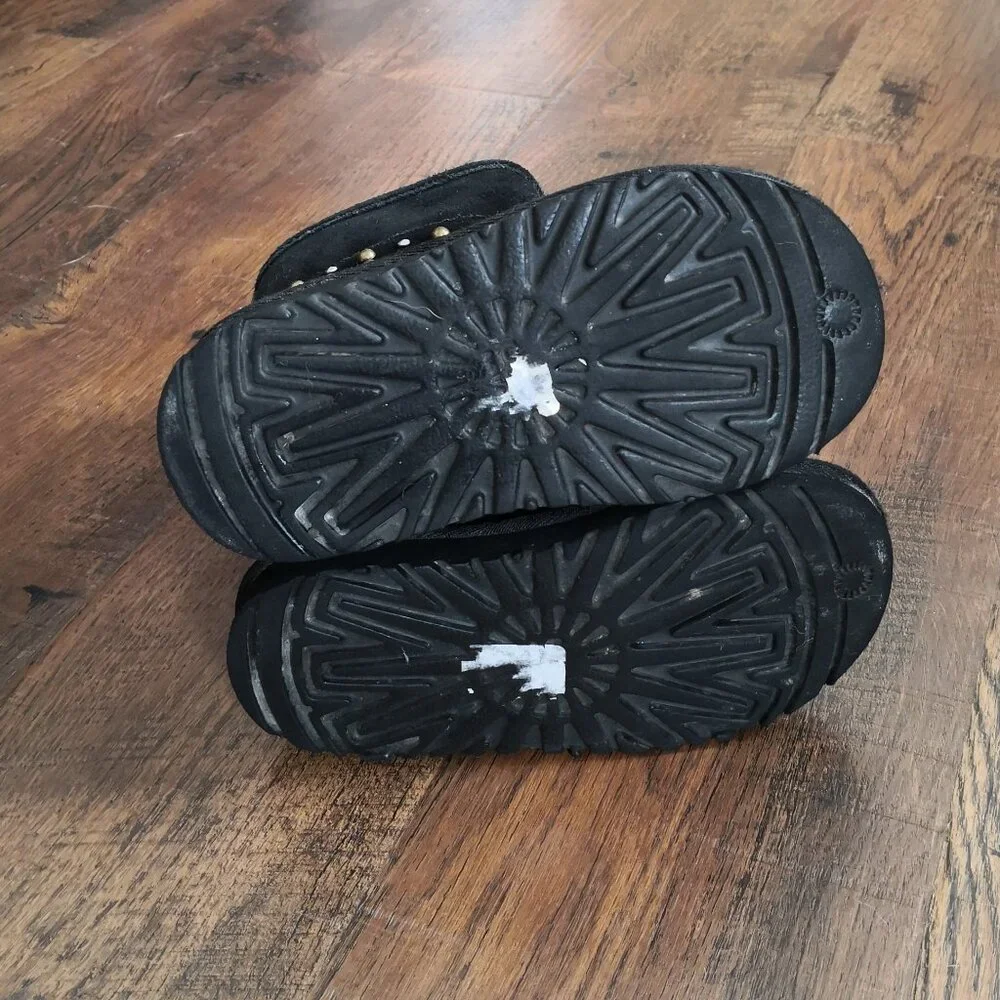 UGG clovis black